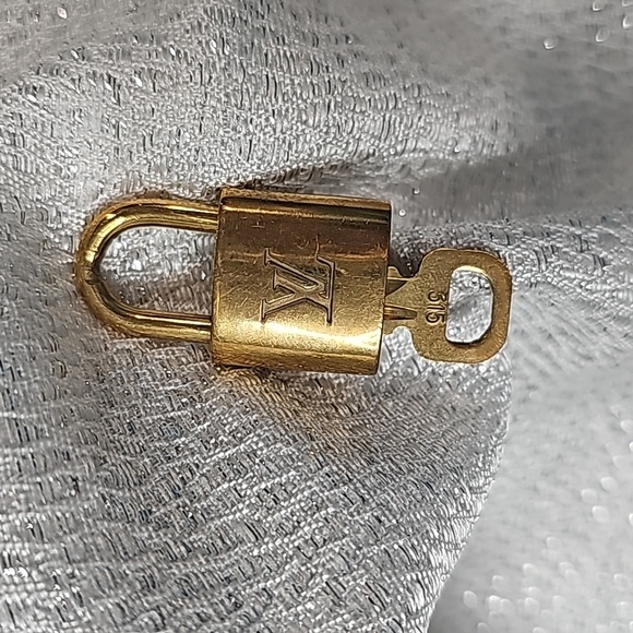 Louis Vuitton lock and key #315 with small bag - Picture 2 of 6